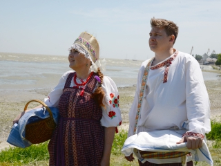 БАРЫШНИ С КРЕСТЬЯНКОЙ, ИЛИ НАШ ПРОМЕНАД С ОРКЕСТРОМ